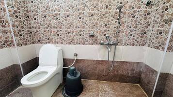 Double Room | Bathroom | Free toiletries, towels, soap, shampoo