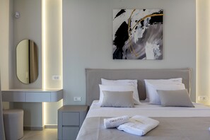 Ein modernes Schlafzimmer mit einem Bett, Nachttischen, einem Spiegel und einem Bild an der Wand.