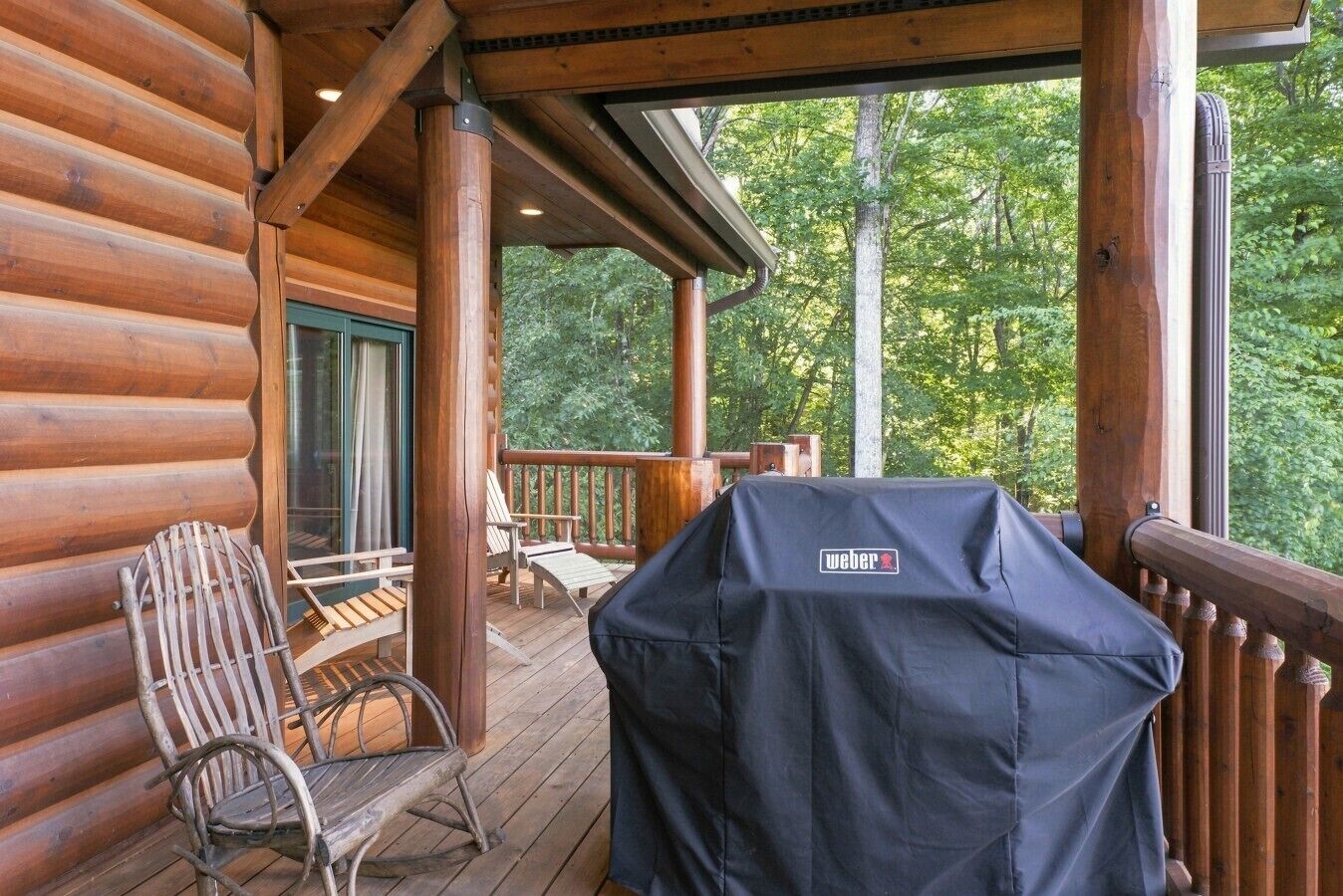 Eine Holzterrasse mit Grill und Sitzgelegenheit im Freien.