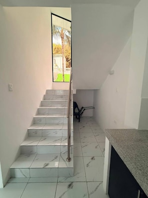 Una escalera con escalones de mármol que conduce a una plataforma.