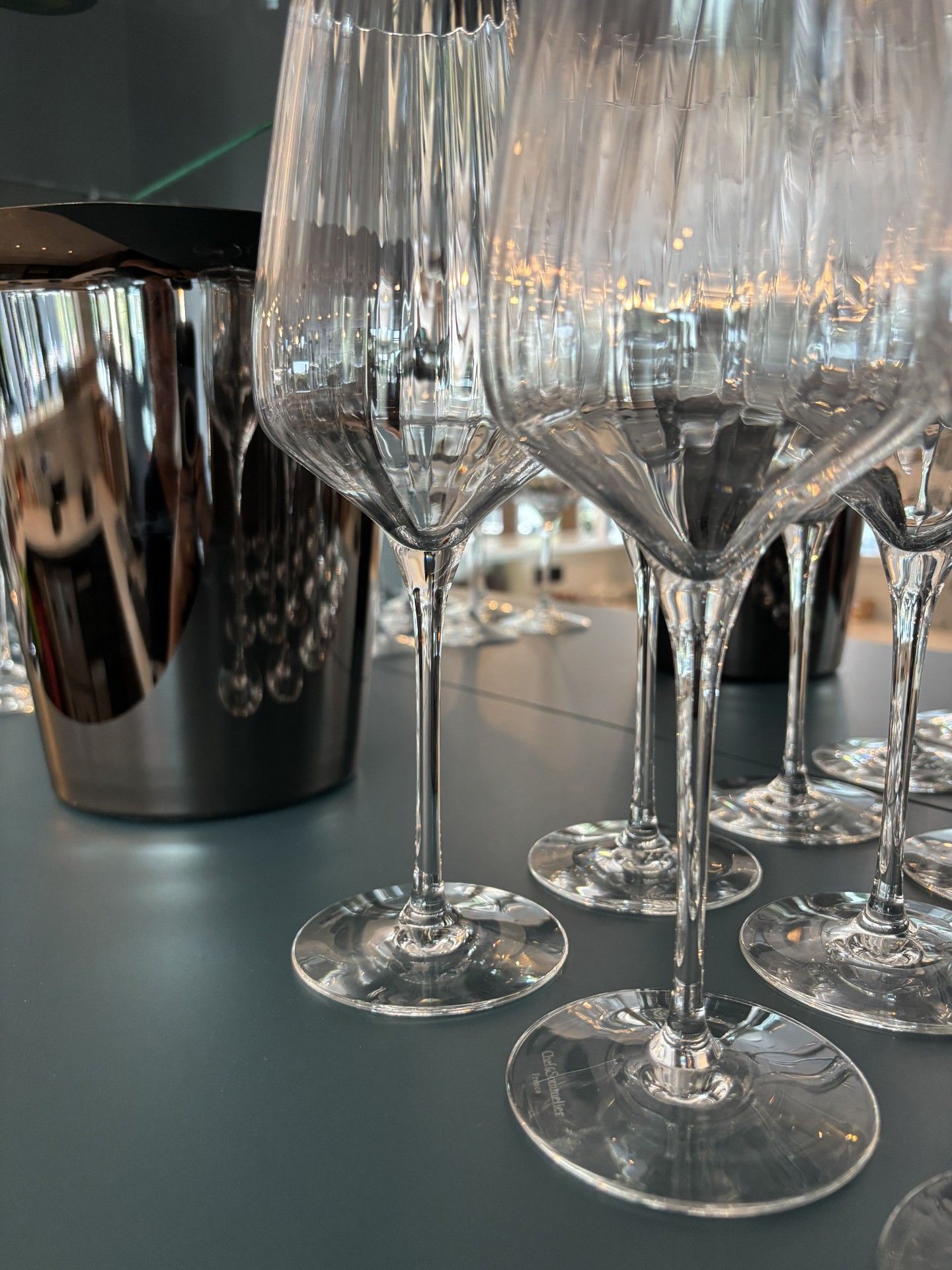 Varias copas de vino con tallo sobre una mesa.