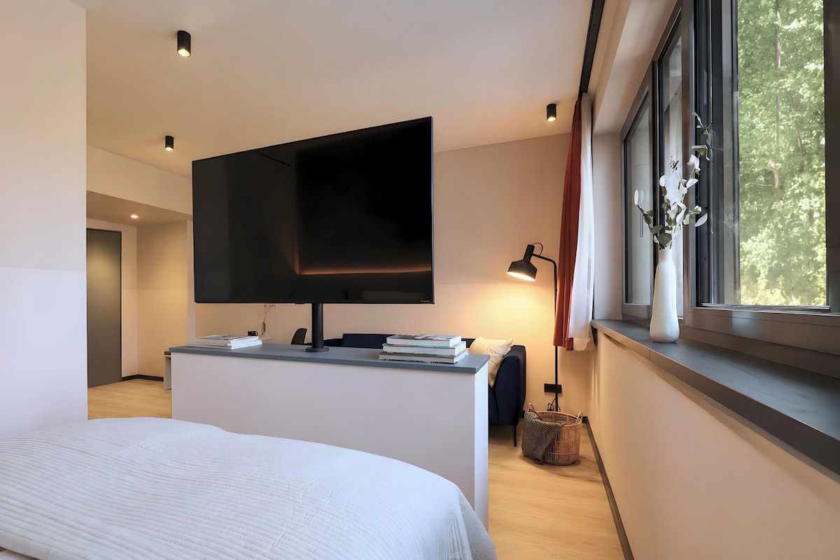 Medium | In-room safe, laptop workspace, blackout curtains, soundproofing