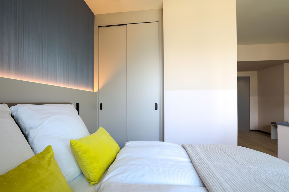 Smart | In-room safe, laptop workspace, blackout curtains, soundproofing