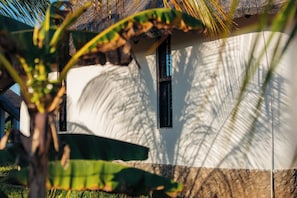 Un edificio con fachada blanca y una ventana con marco azul.