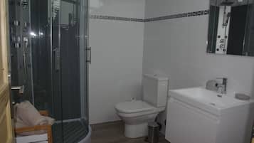 Een douche, een haardroger, handdoeken