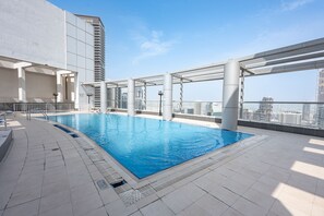 Ein Dachpool mit freiem Blick auf die Stadtlandschaft.