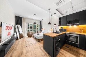 Eine moderne Wohnung mit Küche, Essbereich und Wohnzimmer.