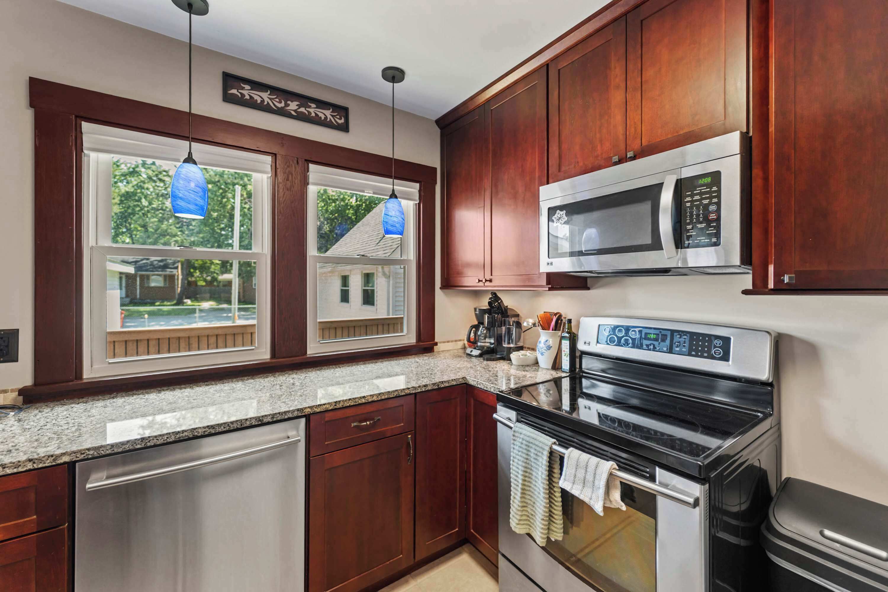 Coffee/tea maker, fridge, microwave, oven