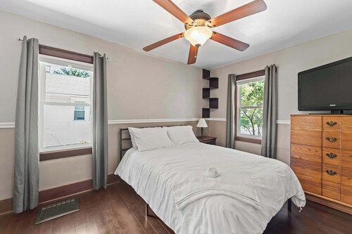 Sleeps 7,  2BR-2BA | 5 mins walk to ISU
