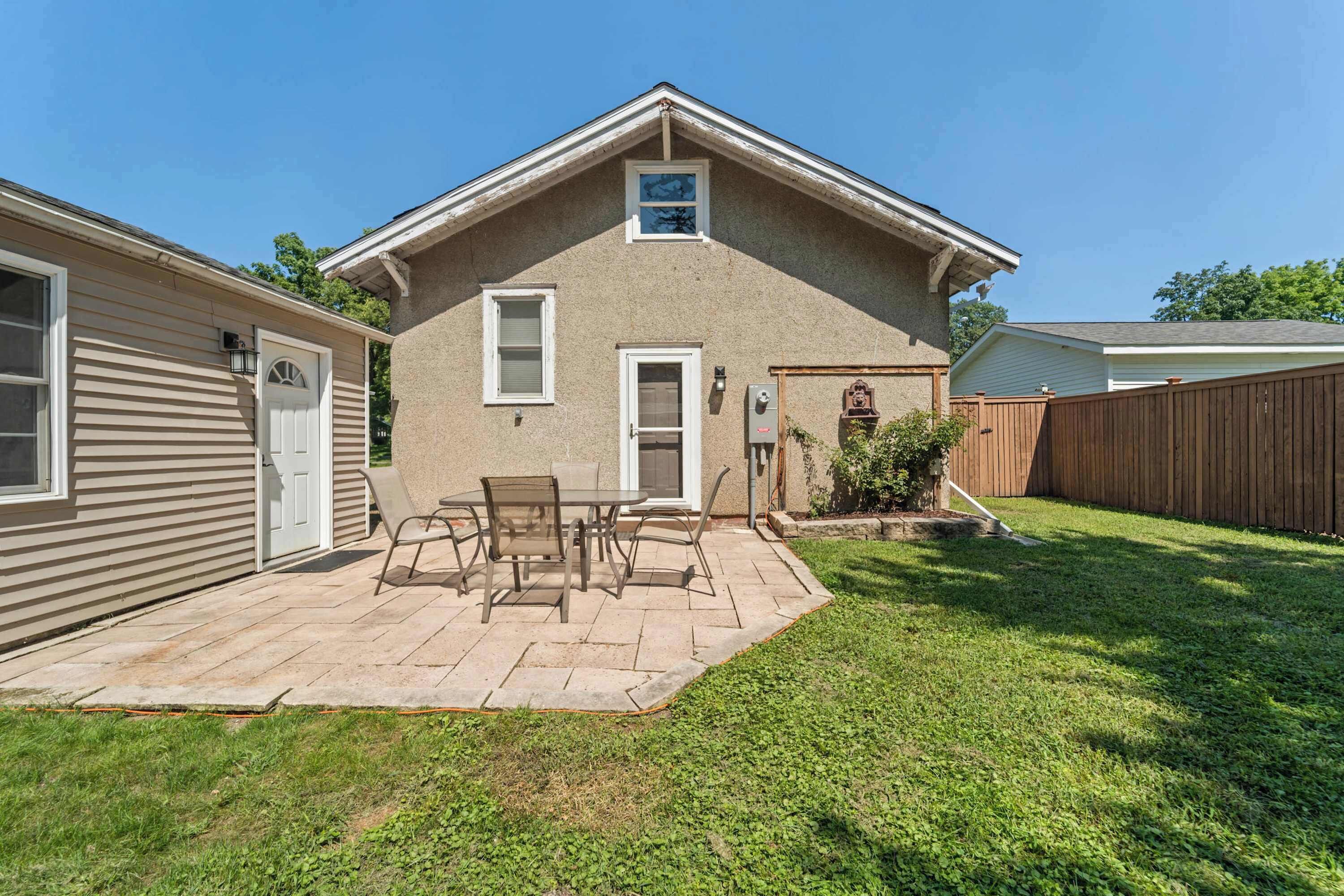 Une maison de plain-pied dotée d’un patio, d’une petite terrasse et d’un jardin clôturé.