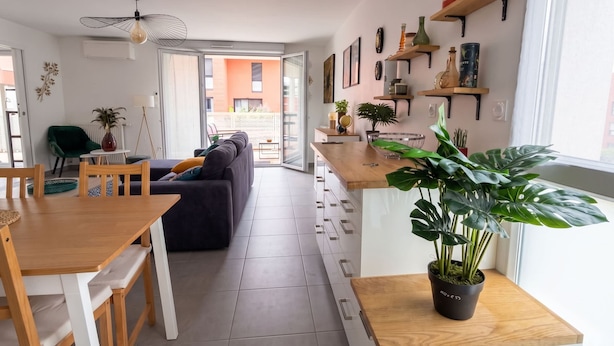 A modern living space with a dining area, sofa, and kitchen counter. - L Azulejo - Work From Home Ideal - Mobility Lease Rental - 4pax (Toulouse)