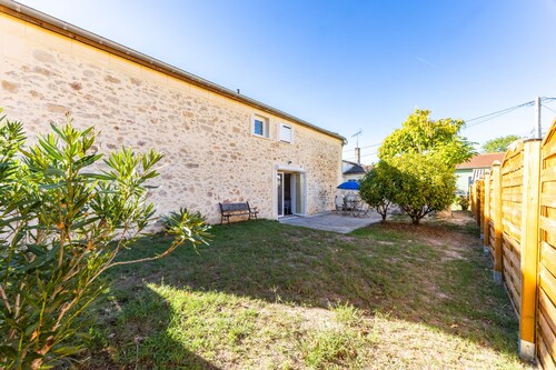 Studio Apartment 'Chez Martine' with Private Terrace, Private Garden and Wi-Fi