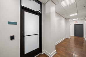 Un couloir avec une porte fermée, un panneau indiquant un spa et un panneau de sortie.
