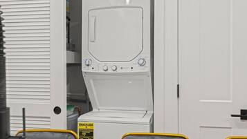 A white washing machine with control knobs and a label indicating energy efficiency.
