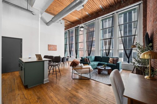 Luxury Loft Near Arch, | 2 Kings & Rooftop Lounge