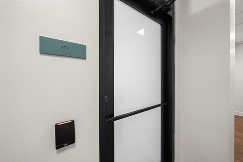 Luxury Loft Near Arch, | 2 Kings & Rooftop Lounge