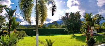 Country house 5 minutes from Restrepo, sleeps 22. Ideal for families; pets welcome.