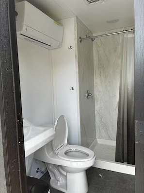 Bathroom - Lakehouse Resort Dragonfly Daze A-Pod 5 Rend Lake (Benton)
