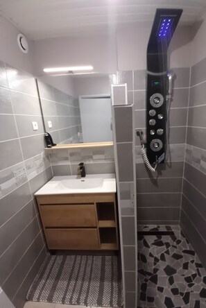 Bathroom - Vrbo Property (Millau)