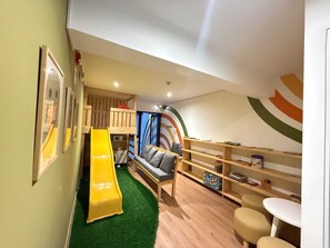 A children's play area with a slide, bunk beds, and a sofa. - Apartment in Lince, just a short walk from San Isidro—a pleasant, safe neighborhood where everything is nearby (Lima)