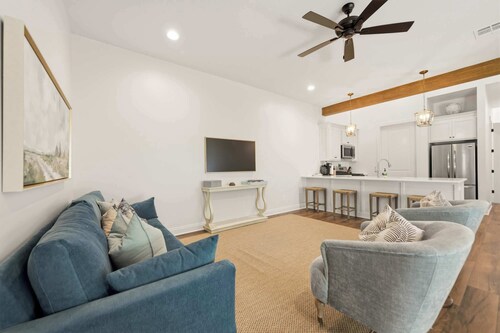 South College Retreat - King + Office + Garage