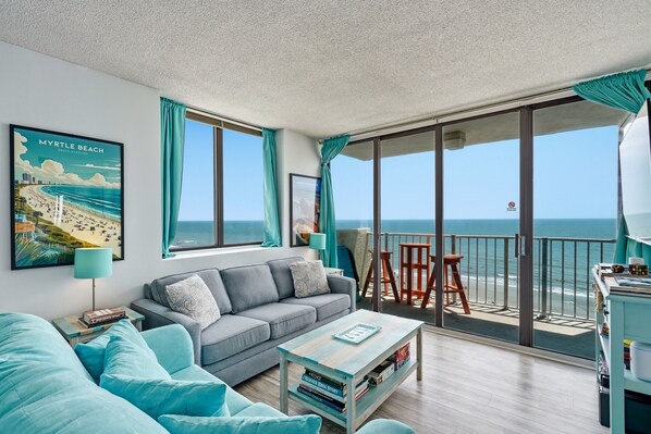 Ein Wohnzimmer mit einer Couch, einem Couchtisch und einem Gemälde von Myrtle Beach.