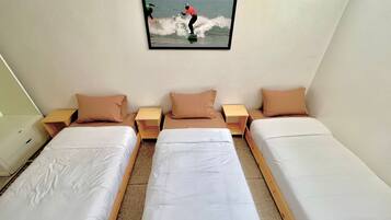 Basic Triple Room | Desk, laptop workspace, WiFi (free)