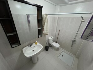 Phòng đôi hoặc 2 giường đơn tiện nghi đơn giản | Phòng tắm | Buồng tắm vòi sen, đồ dùng nhà tắm miễn phí, khăn tắm, xà phòng 