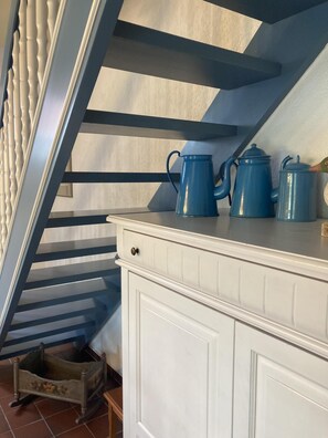 Eine Treppe mit weißer Geländer und blauer Wand.