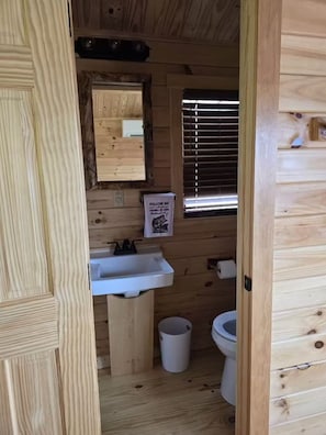 Bathroom - Lakehouse Resort Reel Faith Dormer 1 Rend Lake (Benton)