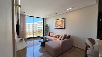 Una sala de estar moderna con un sofá, una mesa de centro y un televisor.