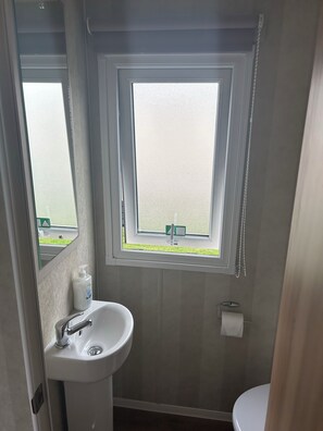 Buồng tắm vòi sen, máy sấy tóc, khăn tắm 