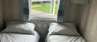 Caravan Sleeps 8 With Sea Views and Parking