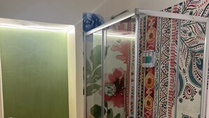 Ein Badezimmer mit Duschkabine, Toilette und Badewanne.