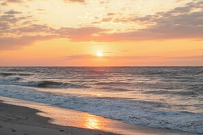 A beach with waves, a sunset, and a clear sky. - Sandbar Social NMB - 1Mi to Beach - Games and Fun (North Myrtle Beach)