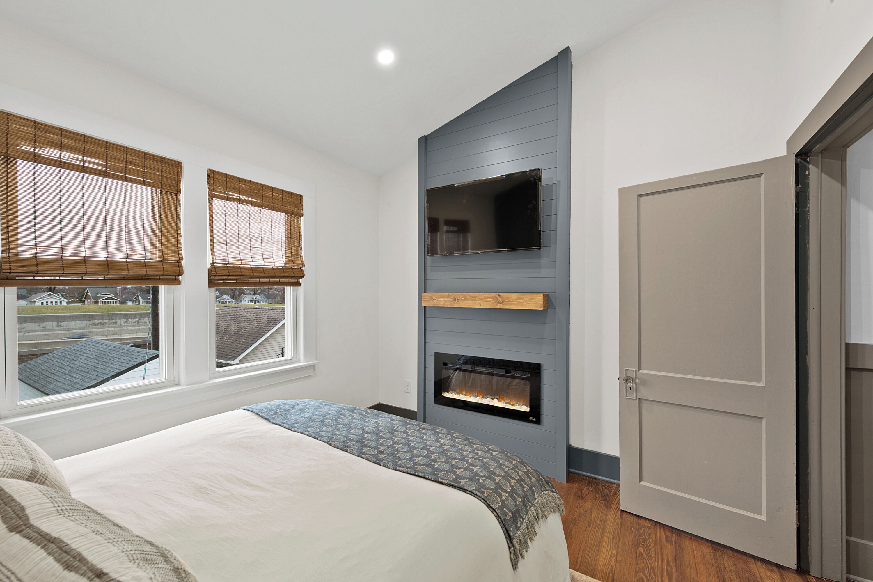 Desk, iron/ironing board, WiFi, bed sheets