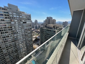 A high-rise building with multiple balconies, a glass facade, and a cityscape view. - Oceana Suites Alberto Hurtado (Estación Central)