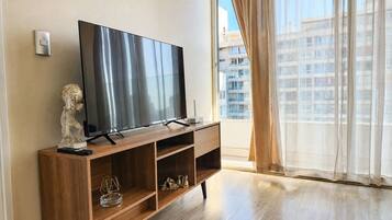 Appartement Confort, balcon, vue ville | Coin séjour