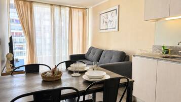 Appartement Confort, balcon, vue ville | Restauration