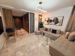 Una sala moderna con un sofá, una mesa de centro y un comedor con sillas.