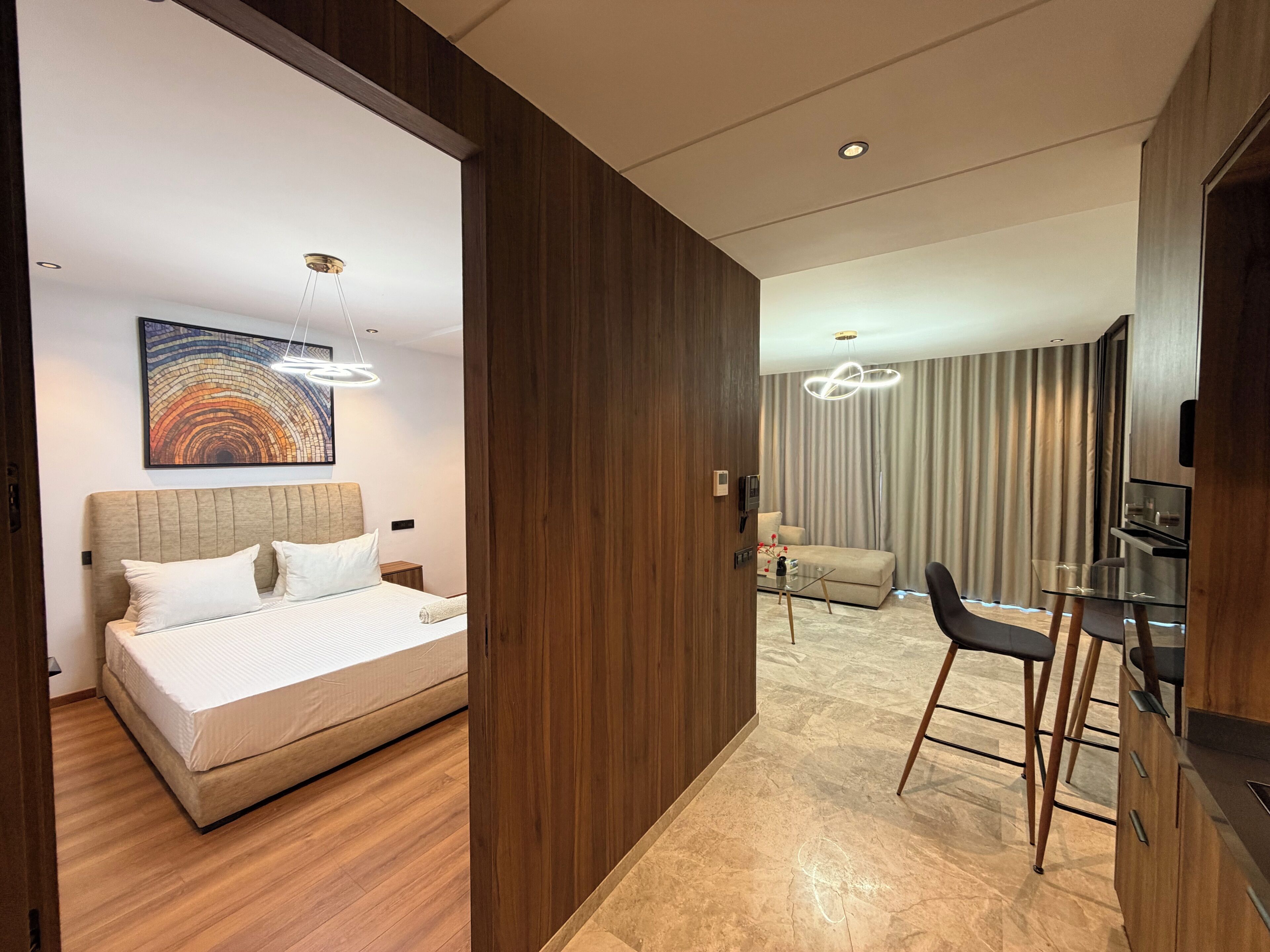 Ein modernes Hotelzimmer mit Bett, Schreibtisch und einer Sitzecke.