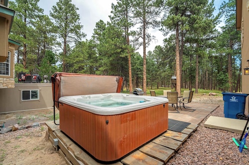 Ponderosa Woods! Forest Hot Tub Escape by Monument