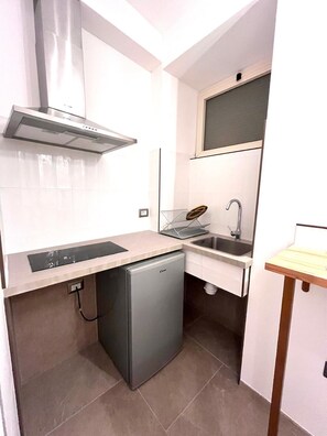 A compact kitchen with a built-in dishwasher, a sink, and a stove. - Ada Vacation Home • 2 minutes from the ocean • Relaxation for Couples (Marina di Mancaversa)