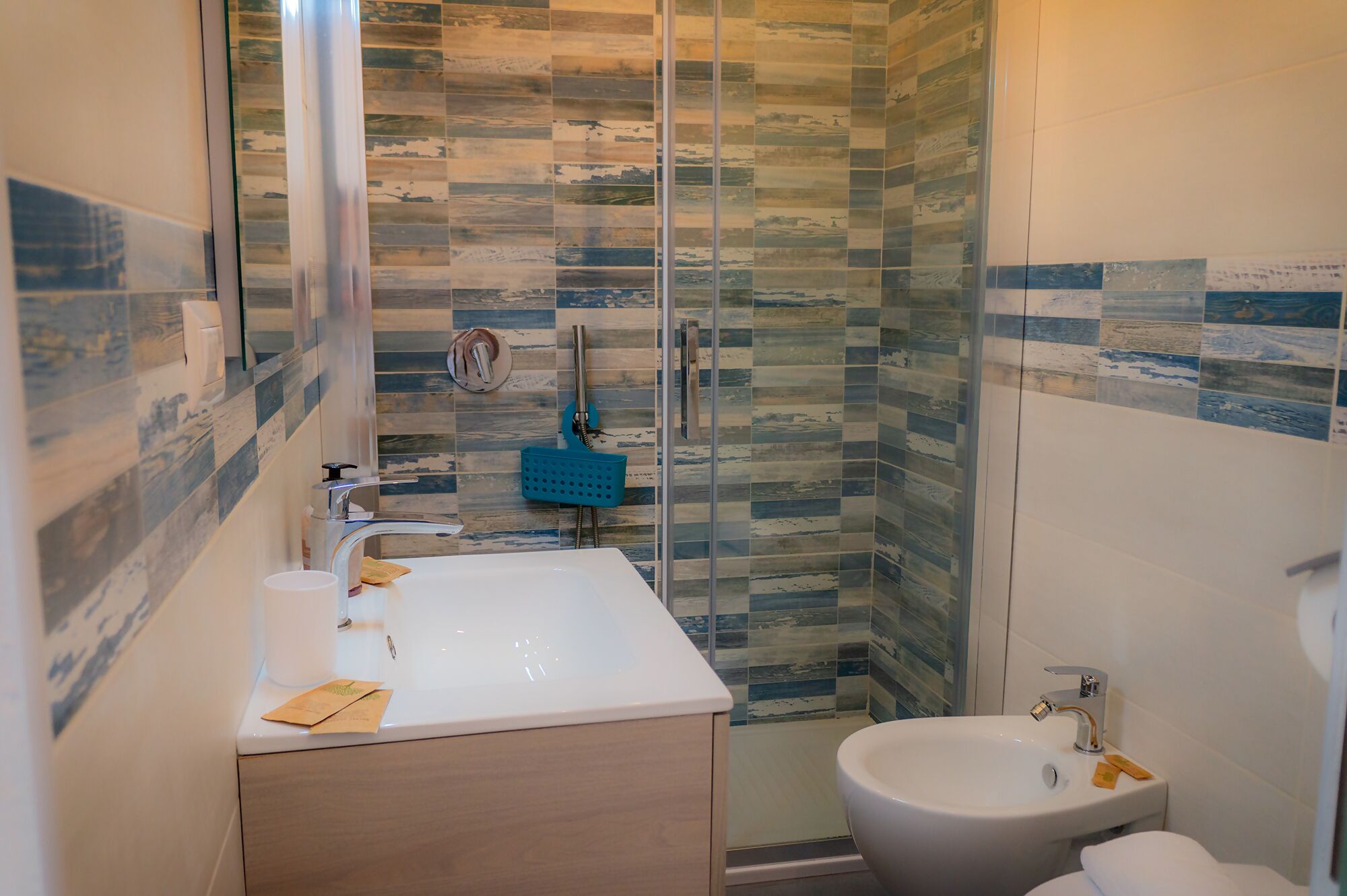 Ein Badezimmer mit Dusche, Waschbecken und Toilette.