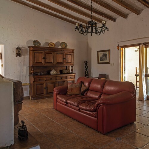 Nature Retreat 4BR with Pool in Cañete