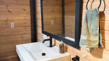 Shower, bidet, towels, toilet paper