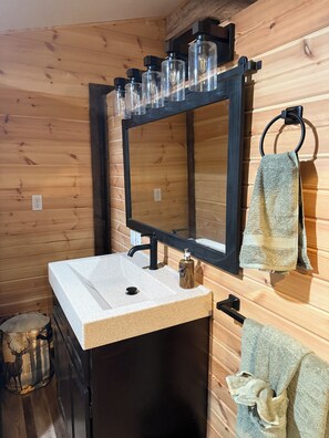 Unclassified image, 4 of 17, button - Adorable 1-bedroom cabin with AC in charming Minerva (Minerva)