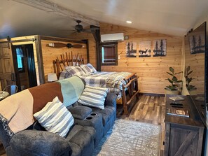 Unclassified image, 5 of 17, button - Adorable 1-bedroom cabin with AC in charming Minerva (Minerva)