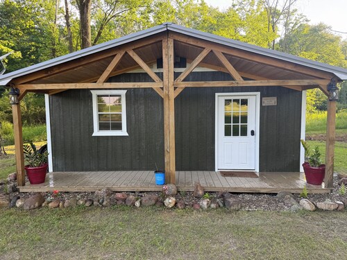 Adorable 1-bedroom cabin with AC in charming Minerva