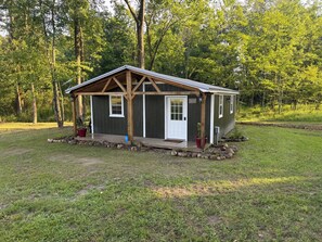 Unclassified image, 2 of 17, button - Adorable 1-bedroom cabin with AC in charming Minerva (Minerva)